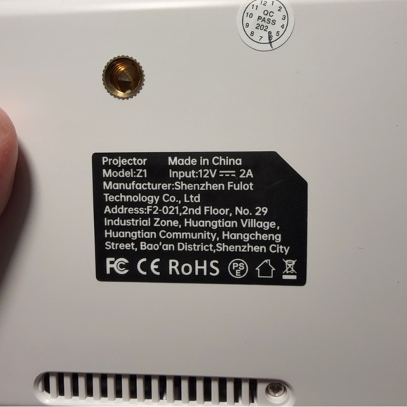 Mini Projector Z1 with Cables - Picture 4 of 6